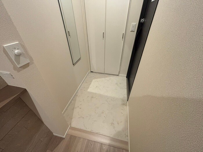 物件内観写真16　(玄関)