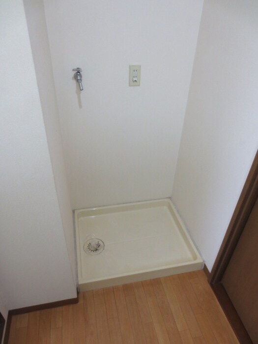 物件内観写真12　(洗濯機置場)