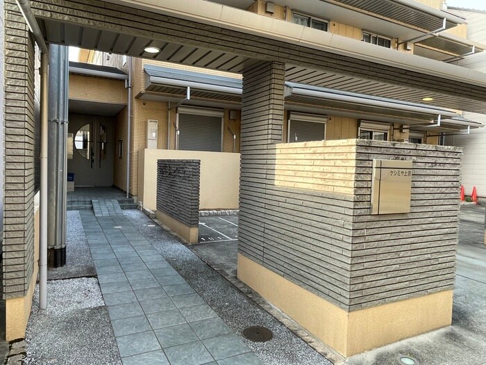 物件外観写真3　(エントランス部分)