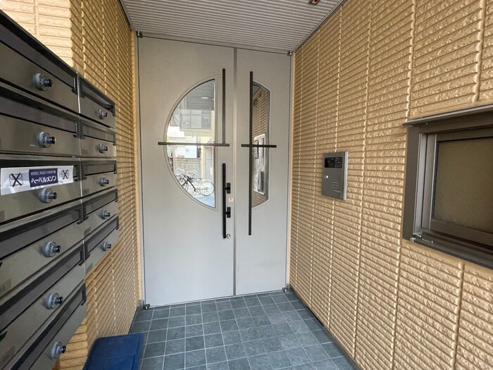 物件外観写真4　(エントランス部分)