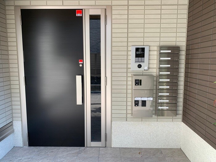 物件外観写真3　(エントランス部分)