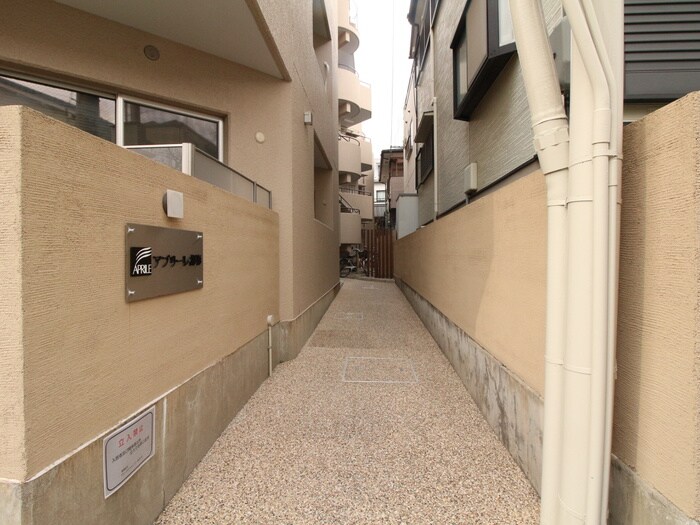 物件外観写真2　(エントランス部分)