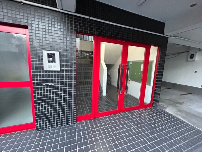 物件外観写真3　(エントランス部分)