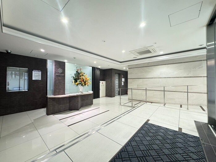 物件外観写真2　(エントランス部分)