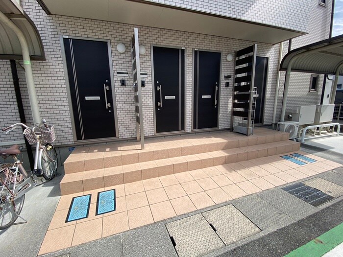 物件外観写真2　(エントランス部分)