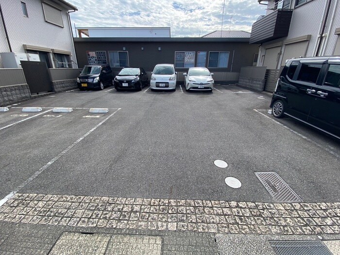 物件外観写真4　(駐車場)
