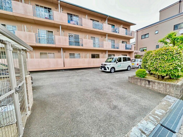 物件外観写真3　(駐車場)