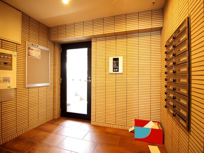 物件外観写真2　(エントランス部分)