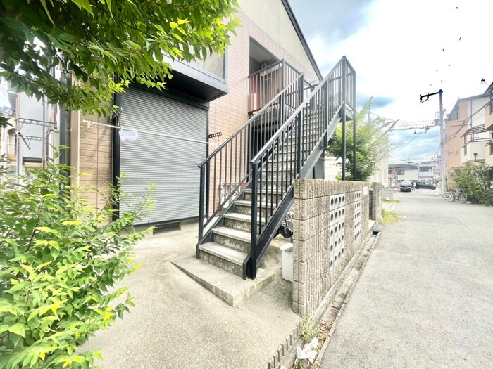 物件外観写真2　(エントランス部分)