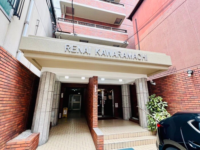 物件外観写真2　(エントランス部分)