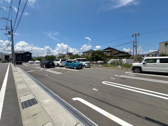 物件外観写真2　(駐車場)