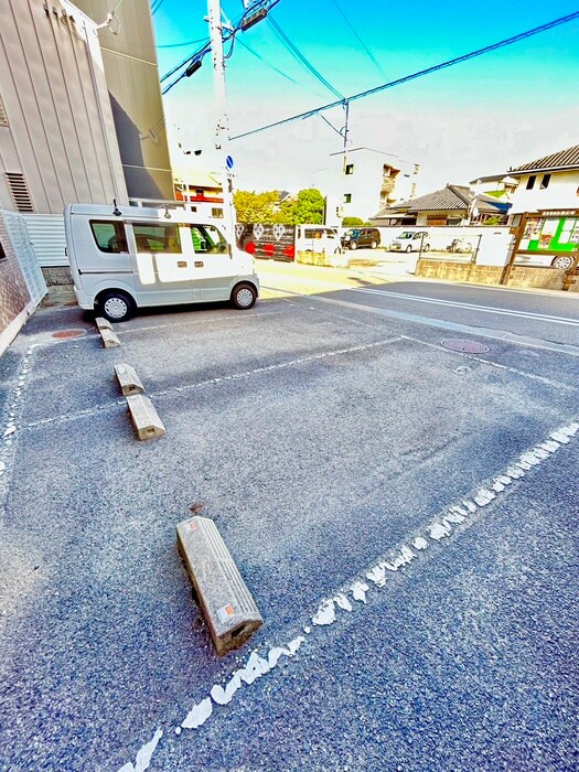 物件外観写真3　(駐車場)