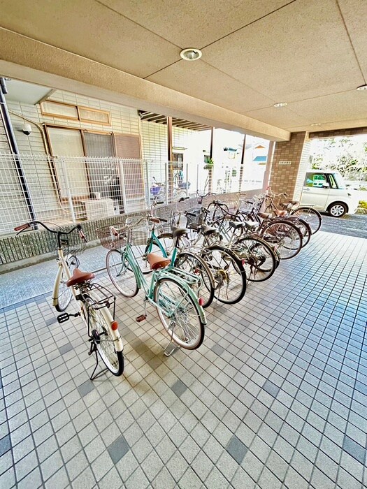 物件外観写真4　(駐輪場)