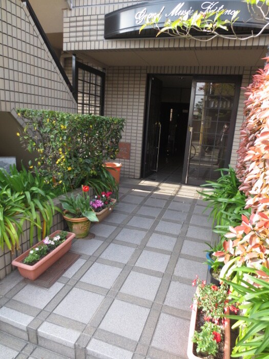 物件外観写真3　(エントランス部分)