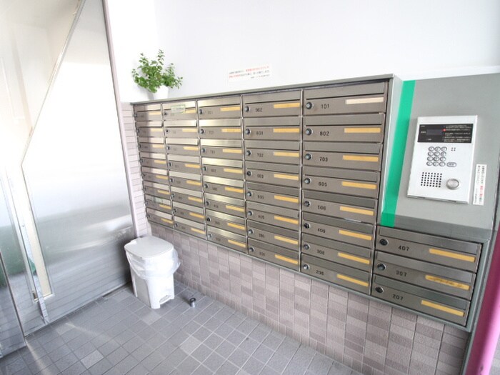 物件外観写真6　(エントランス部分)