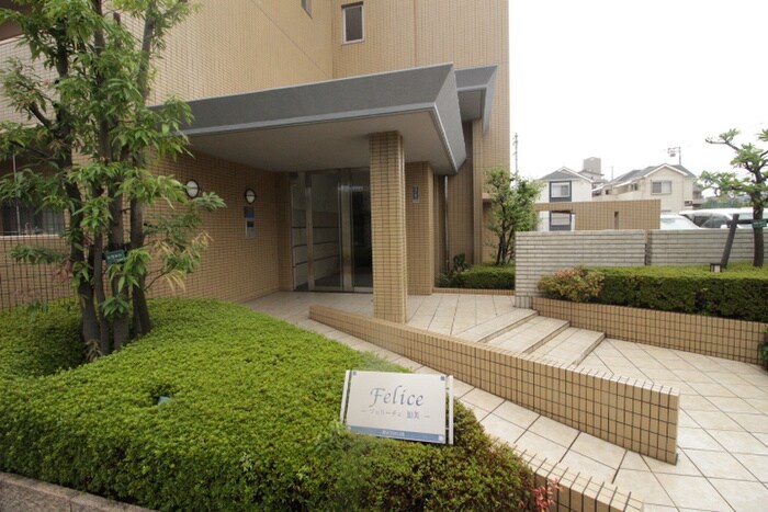 物件外観写真2　(エントランス部分)