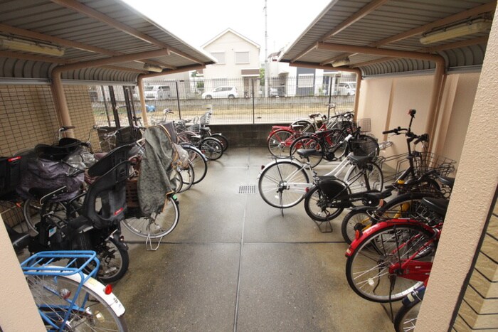 物件外観写真3　(駐輪場)