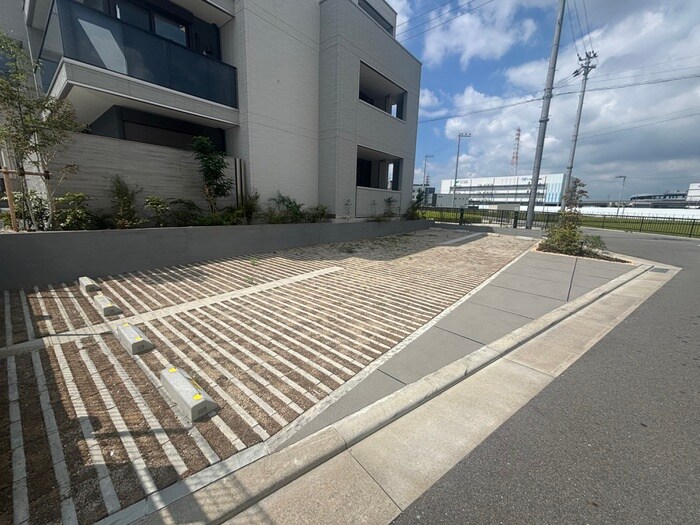 物件外観写真4　(駐車場)