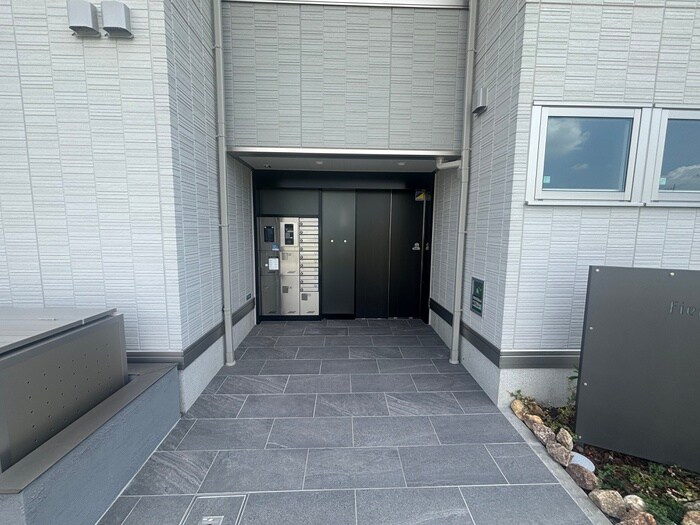 物件外観写真5　(エントランス部分)