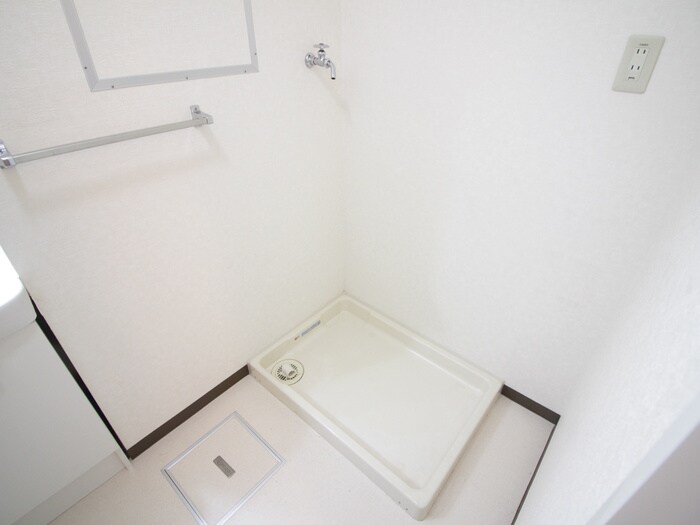 物件内観写真10　(洗濯機置場)