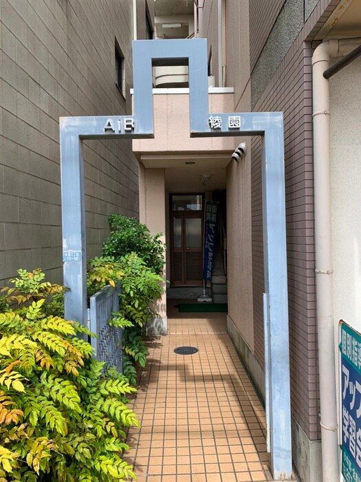 物件外観写真4　(エントランス部分)