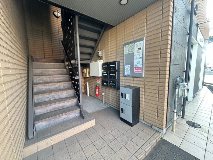 物件外観写真4　(エントランス部分)