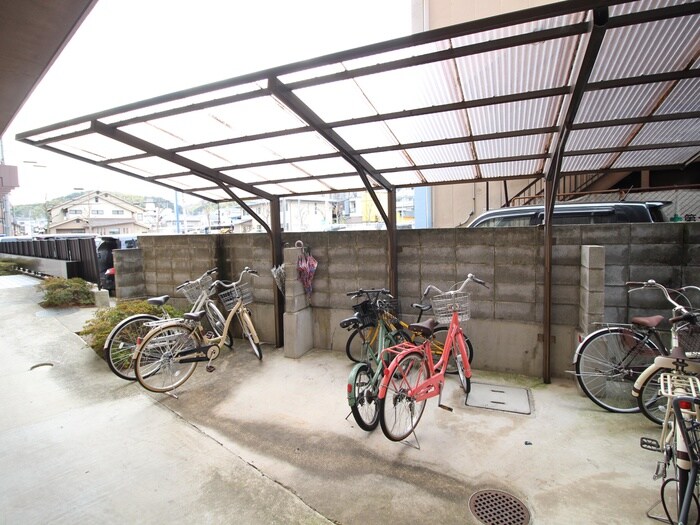 物件外観写真4　(駐輪場)