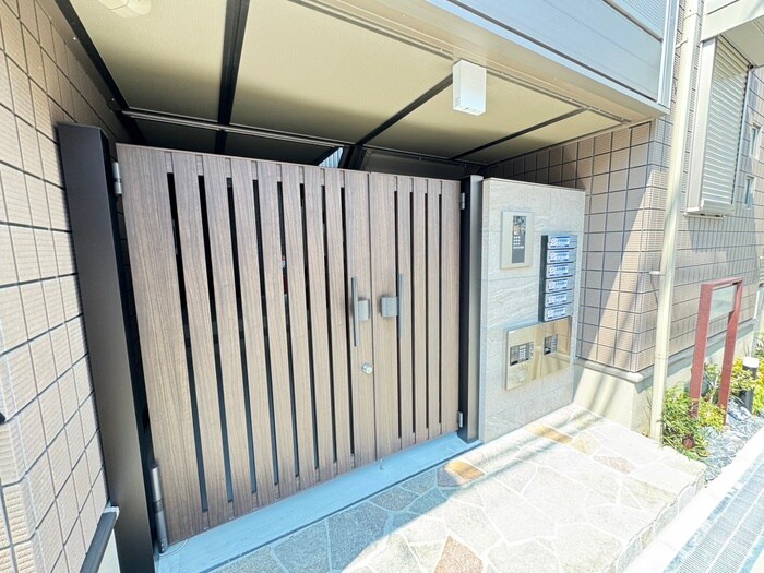 物件外観写真4　(エントランス部分)