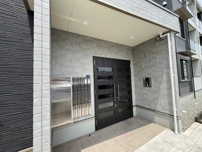 物件外観写真2　(エントランス部分)