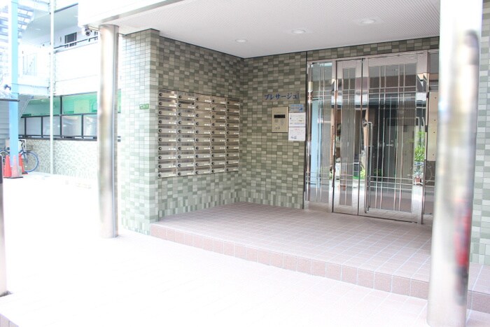 物件外観写真2　(エントランス部分)