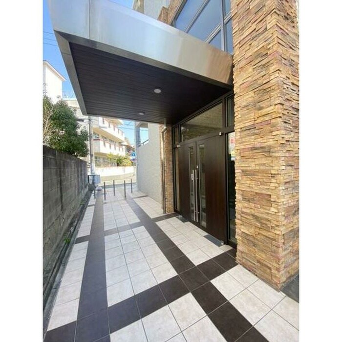 物件外観写真2　(エントランス部分)