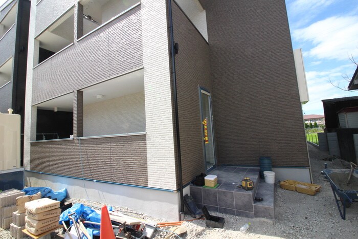 物件外観写真2　(エントランス部分)