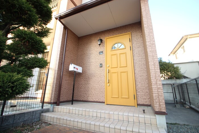 物件外観写真2　(エントランス部分)