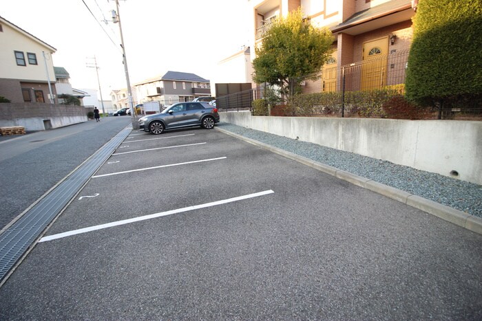 物件外観写真4　(駐車場)