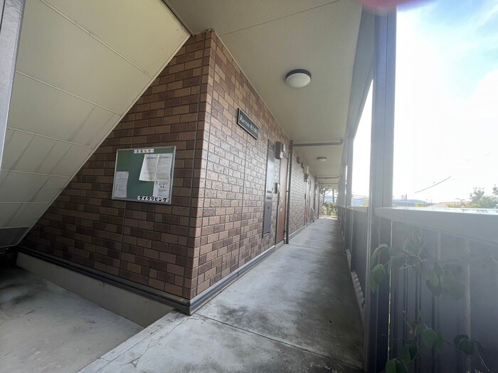 物件外観写真4　(エントランス部分)