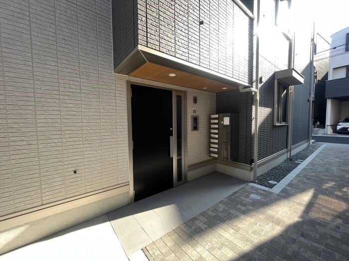 物件外観写真3　(エントランス部分)