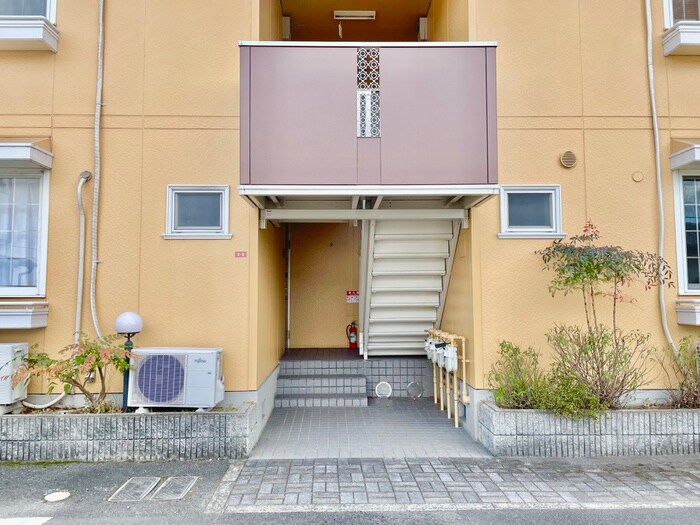 物件外観写真4　(エントランス部分)