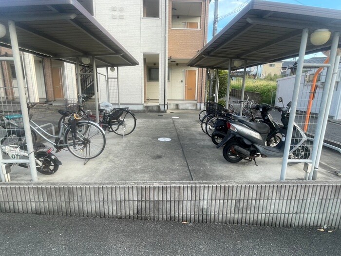 物件外観写真3　(駐輪場)