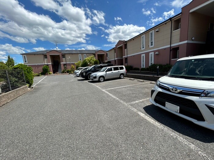 物件外観写真2　(駐車場)