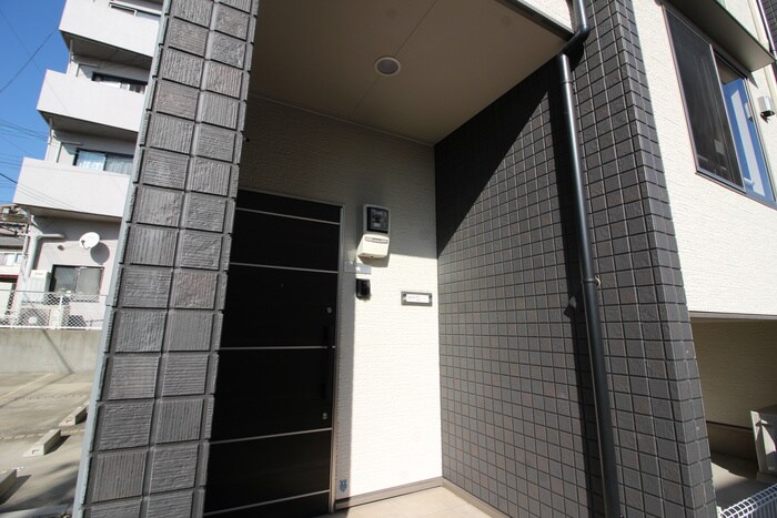 物件外観写真4　(エントランス部分)