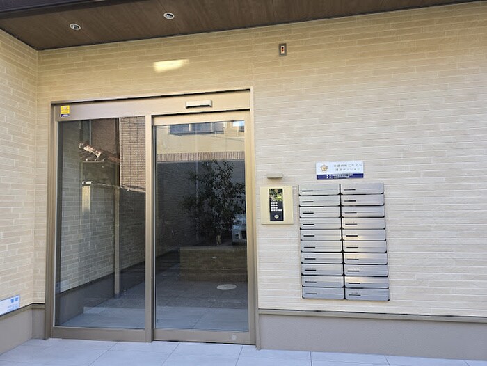 物件外観写真2　(エントランス部分)