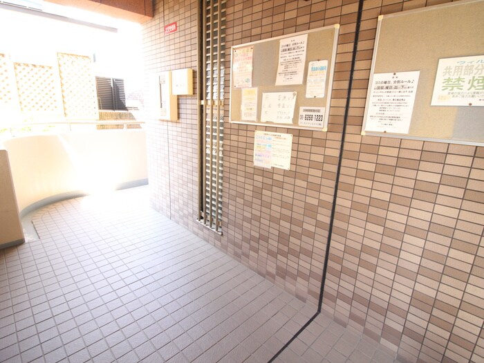 物件外観写真6　(エントランス部分)