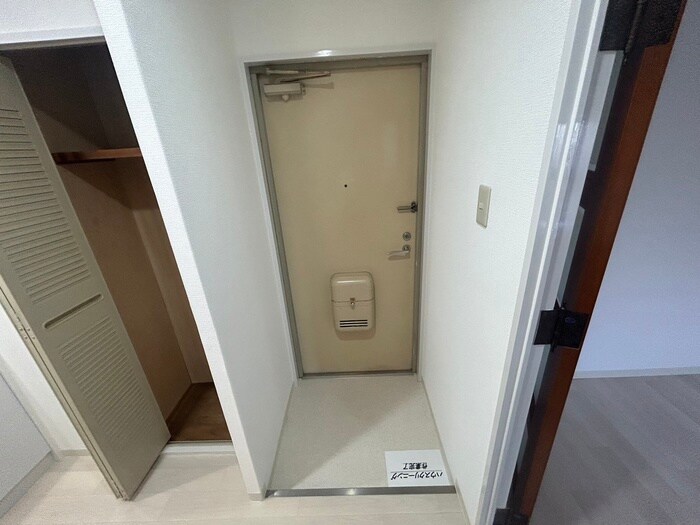 物件内観写真4　(玄関)