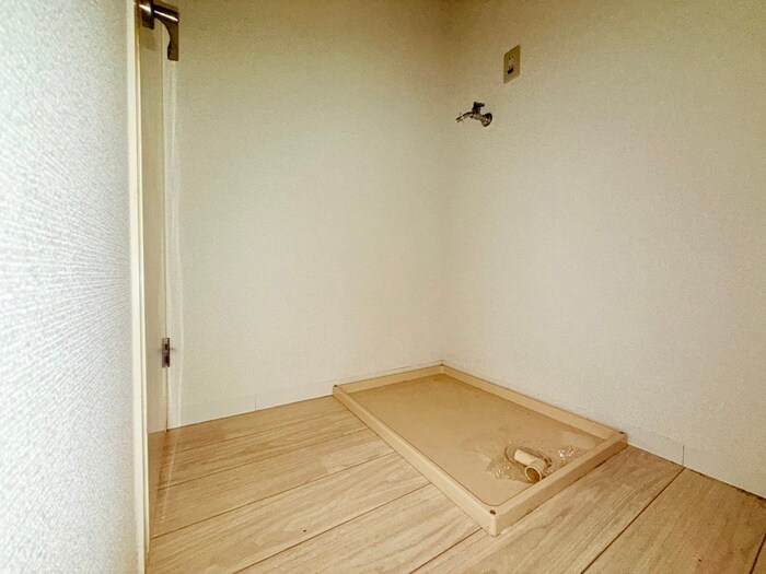 物件内観写真6　(洗濯機置場)