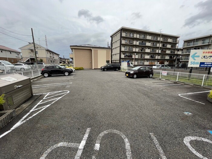 物件外観写真2　(駐車場)