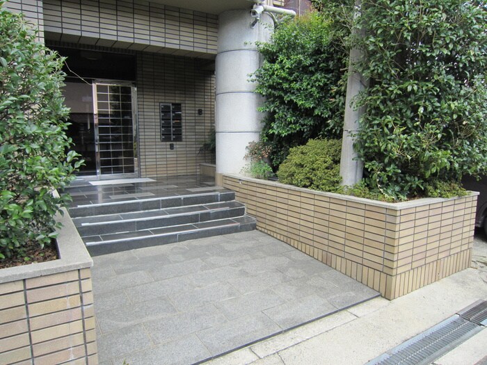 物件外観写真2　(エントランス部分)