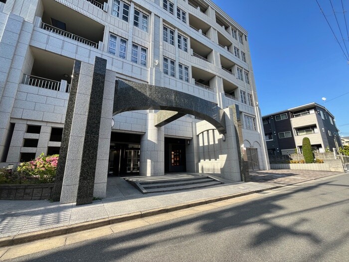 物件外観写真3　(エントランス部分)