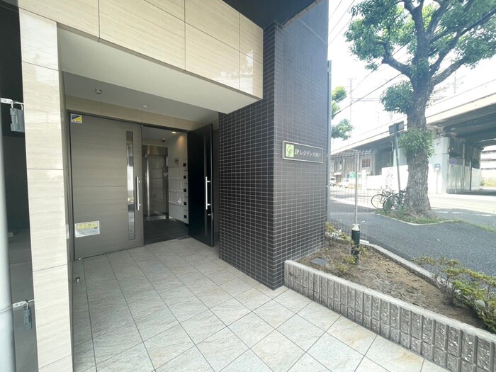 物件外観写真2　(エントランス部分)