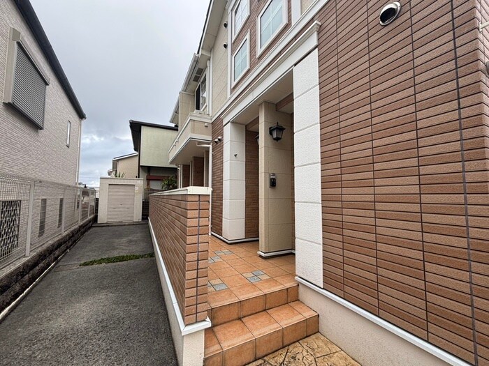 物件外観写真2　(エントランス部分)