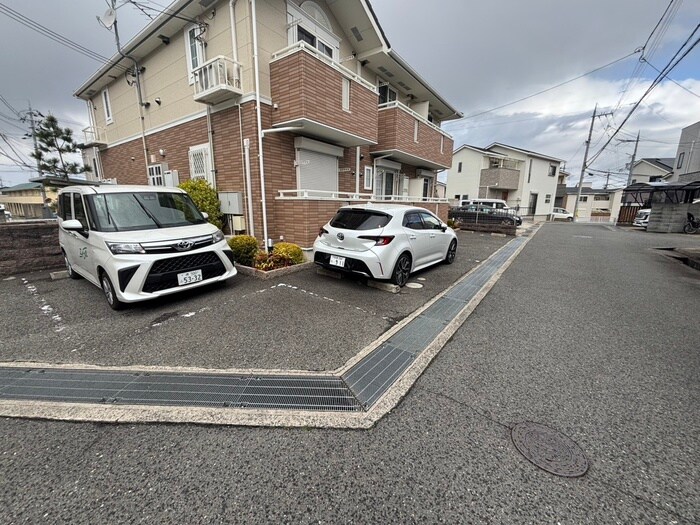 物件外観写真3　(駐車場)